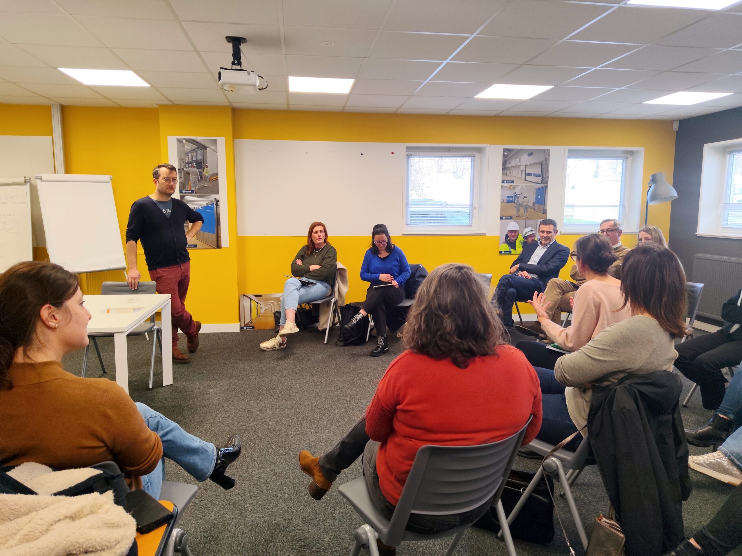 Groupe de professionnels du bâtiment attentifs lors de la présentation Batimix.