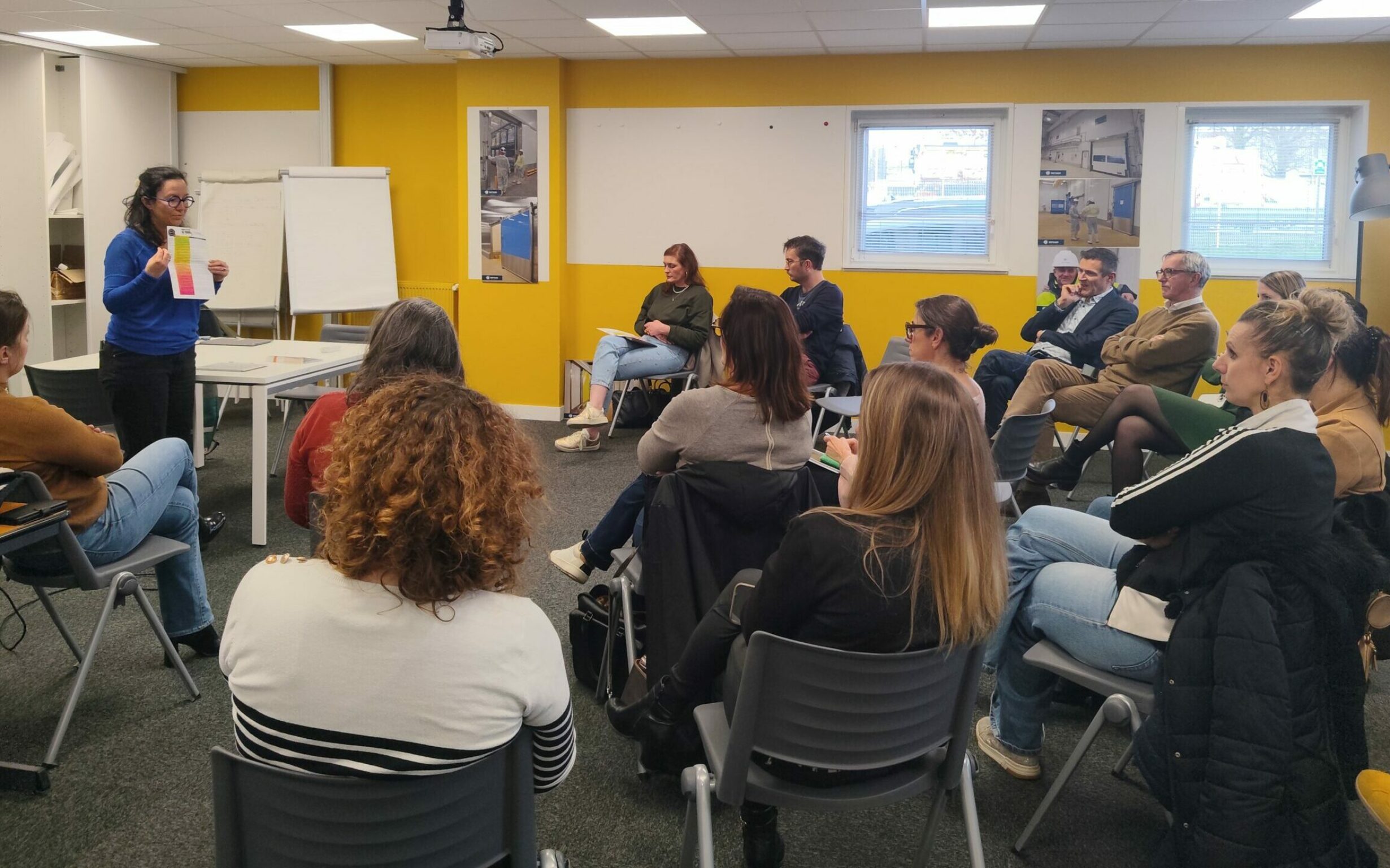 Anabelle Pasillas de La Belle Boite animant l'atelier de prévention violences BTP.